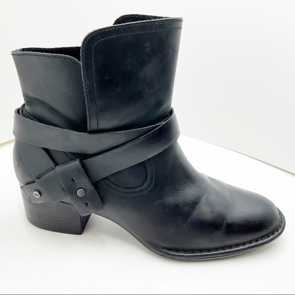 {UGG} Elysian Leather Ankle Bootie